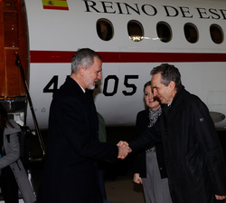 Sus Majestades los Reyes son recibidos por el embajador de España en la República Helénica, Carles Casajuana, a su llegada al Aeropuerto Eleftherios V