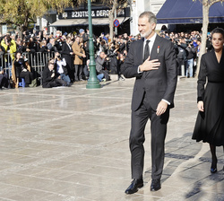 Sus Majestades los Reyes a su llegada a la Catedral Metropolitana de Atenas