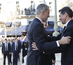 Sus Majestades los Reyes son recibidos por Su Alteza Real el Príncipe Pablo de Grecia, a su llegada a la Catedral Metropolitana de Atenas