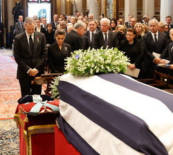 Sus Majestades los Reyes frente al feretro de Su Majestad el Rey Constantino de Grecia
