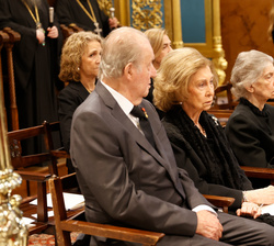 Sus Majestades los Reyes Don Juan Carlos y Doña Sofía, las Infantas Doña Elena y Doña Crsitina y la Princesa Irene durante el funeral