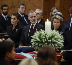 Sus Majestades los Reyes durante el funeral del Rey Constantino