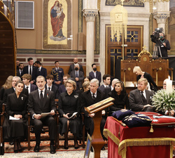 Sus Majestades los Reyes durante el funeral del Rey Constantino