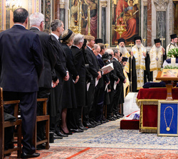 Sus Majestades los Reyes y los representantes de las distintas Casas Reales durante el oficio