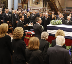 Sus Majestades los Reyes junto a los representantes de distintas Casas Reales durante el funeral del Rey Constantino