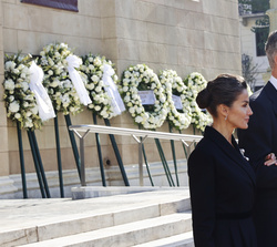 Sus Majestades los Reyes a su salida de la Catedral Metropolitana de Atenas