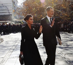 Sus Majestades los Reyes saludan a las personas que se congregaban a su salida de la Catedral Metropolitana de Atena