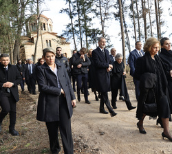 Sus Majestades los Reyes acompañados por Doña Sofía, la Princesa Irene y la Familia Real griega a su llegada al Cementerio Real de Tatoi