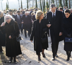 Sus Majestades los Reyes con Doña Sofía tras el entierro del Rey Constantino de Grecia