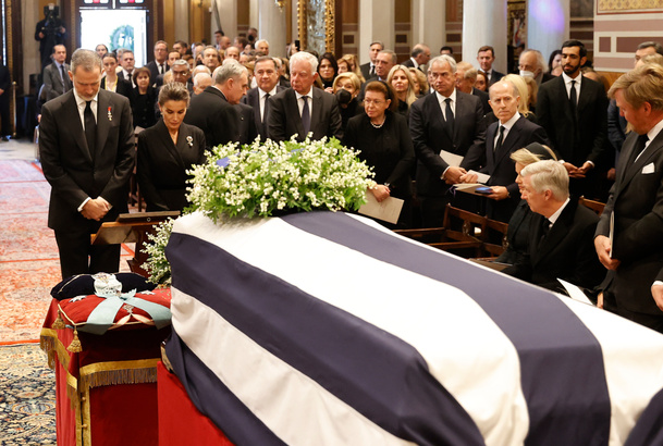 Sus Majestades los Reyes frente al feretro de Su Majestad el Rey Constantino de Grecia