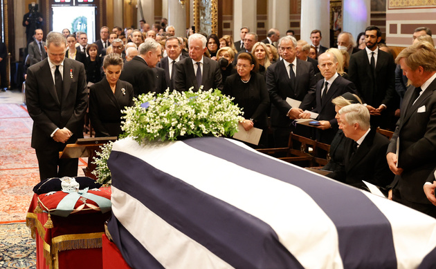 Sus Majestades los Reyes frente al feretro de Su Majestad el Rey Constantino de Grecia