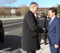 Su Majestad el Rey recibe el saludo a su llegada del presidente de la Junta de Castilla y León, Alfonso Fernández Mañueco