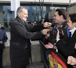 Su Majestad el Rey recibe el saludo de los ciudadanos que se encuentran en la entrada del Hospital