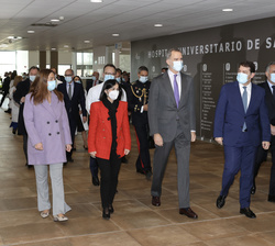 Su Majestad el Rey, junto al resto de autoridades y personalidades accede al vestíbulo del Hospital