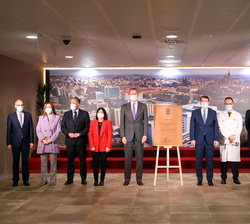 Su Majestad el Rey descubre una placa conmemorativa 