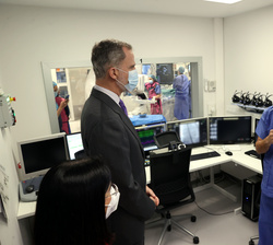Su Majestad el Rey durante su visita a la unidad de imagen cardiaca y cardiología invasiva