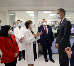 Su Majestad el Rey durante su visita al laboratorio