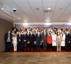 Su Majestad el Rey junto al personal sanitario, autoridades y personalidades