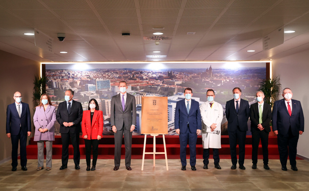 Su Majestad el Rey descubre una placa conmemorativa 