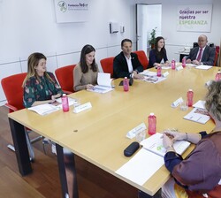 Doña Letizia durante el desarrollo de la reunión de FEDER