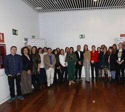 Doña Letizia con el personal técnico y laboral de FEDER