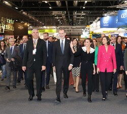 Sus Majestades los Reyes durante su recorrido por FITUR