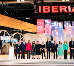 Sus Majestades los Reyes junto a las autoridades en el expositor de Iberia