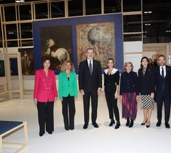 Sus Majestades los Reyes en el stand de Turespaña junto a la secretaria de Estado, la presidenta del Consejo de Administración del Patrimonio Nacional