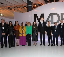 Don Felipe y Doña Letizia durante su visita al expositor de la Comunidad de Madrid, junto a las autoridades
