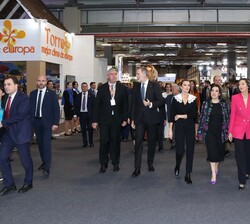 Sus Majestades los Reyes durante su recorrido por FITUR
