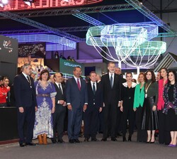 Don Felipe y Doña Letizia junto al stand y autoridades de Castilla-La Mancha
