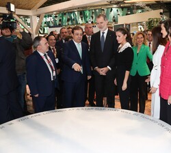 Sus Majestades los Reyes durante su visita al expositor de la Junta de Extremadura