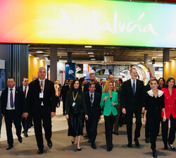 Sus Majestades los Reyes junto a las autoridades durante el recorrido por FITUR