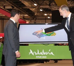 Don Felipe y Doña Letizia junto al presidente de la Junta de Andalucía, Juan Manuel Moreno