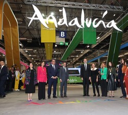 Sus Majestades los Reyes durante su visita al expositor de la Junta de Andalucía