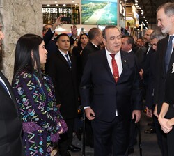 Llegada de Sus Majestades los Reyes al stand de la República de Guatemala donde fueron recibidos por su Presidente, Alejandro Giammattei