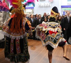 Don Felipe y Doña Letizia durante una exhibición en el stand de la República de Guatemala