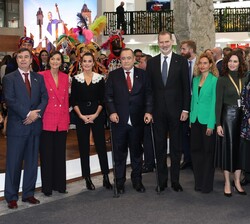 Sus Majestades los Reyes junto al Presidente de la República de Guatemala y las autoridades que le acompañan