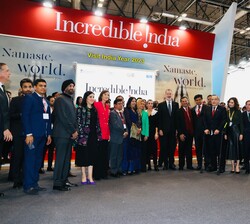 Don Felipe y Doña Letizia junto al personal que les recibió en el stand de la India