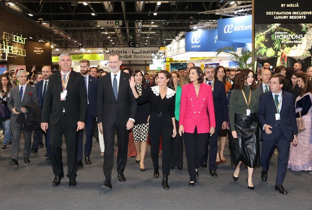 Sus Majestades los Reyes durante su recorrido por FITUR