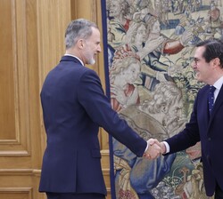 Su Majestad el Rey recibe el saludo del presidente de la CEOE, Antonio Garamendi
