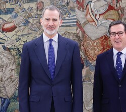 Su Majestad el Rey junto al presidente de la CEOE, Antonio Garamendi