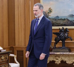 Su Majestad el Rey acompañado por el presidente de la CEOE, Antonio Garamendi, se dirigen a su despacho para la audiencia