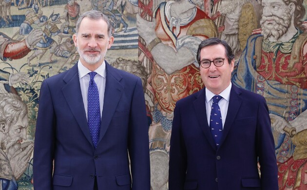 Su Majestad el Rey junto al presidente de la CEOE, Antonio Garamendi