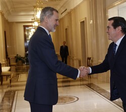 Su Majestad el Rey recibe el saludo del presidente de la CEOE, Antonio Garamendi