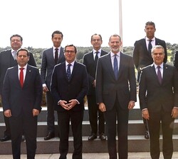 Su Majestad el Rey junto a los asistentes a la audiencia