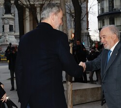 Su Majestad el Rey recibe el saludo del director de la RAE, Santiago Muñoz Machado