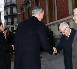 Su Majestad el Rey recibe el saludo del director honorario de la RAE, Víctor García de la Concha