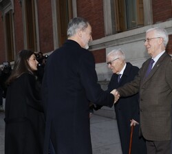 Su Majestad el Rey recibe el saludo del vicedirector de la RAE, José Manuel Sánchez Ron