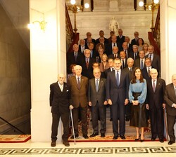 Fotografía de grupo de Sus Majestades los Reyes y los académicos de la RAE de número y correspondientes